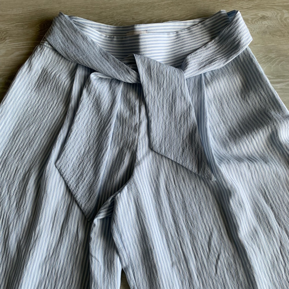NWT. Club Monaco Bryanna Pant, Pantalons, Light blue stripe. Size 10. - Picture 2 of 8